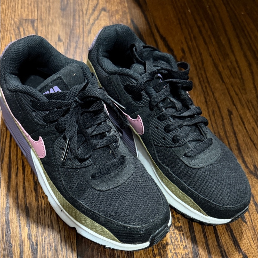 Nike Women's Black and Pink Sneakers